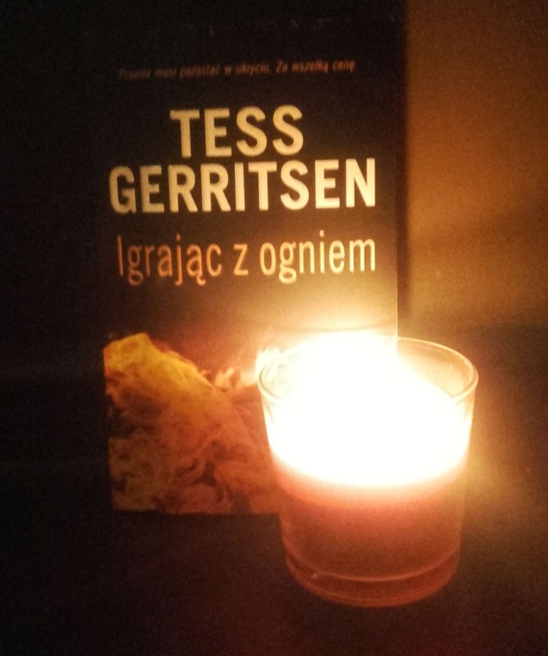 "Igrając z ogniem" - Tess Gerritsen
